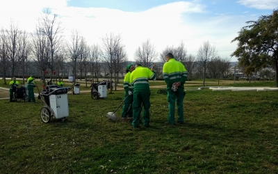 Una vintenta de participants en el programa d'ocupació treballen actualment al servei de jardineria | Helena Molist